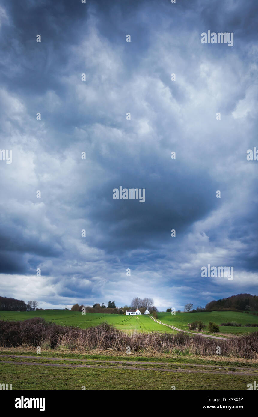 Paysage spectaculaire avant une tempête sur l'île de Langeland, danemark Banque D'Images