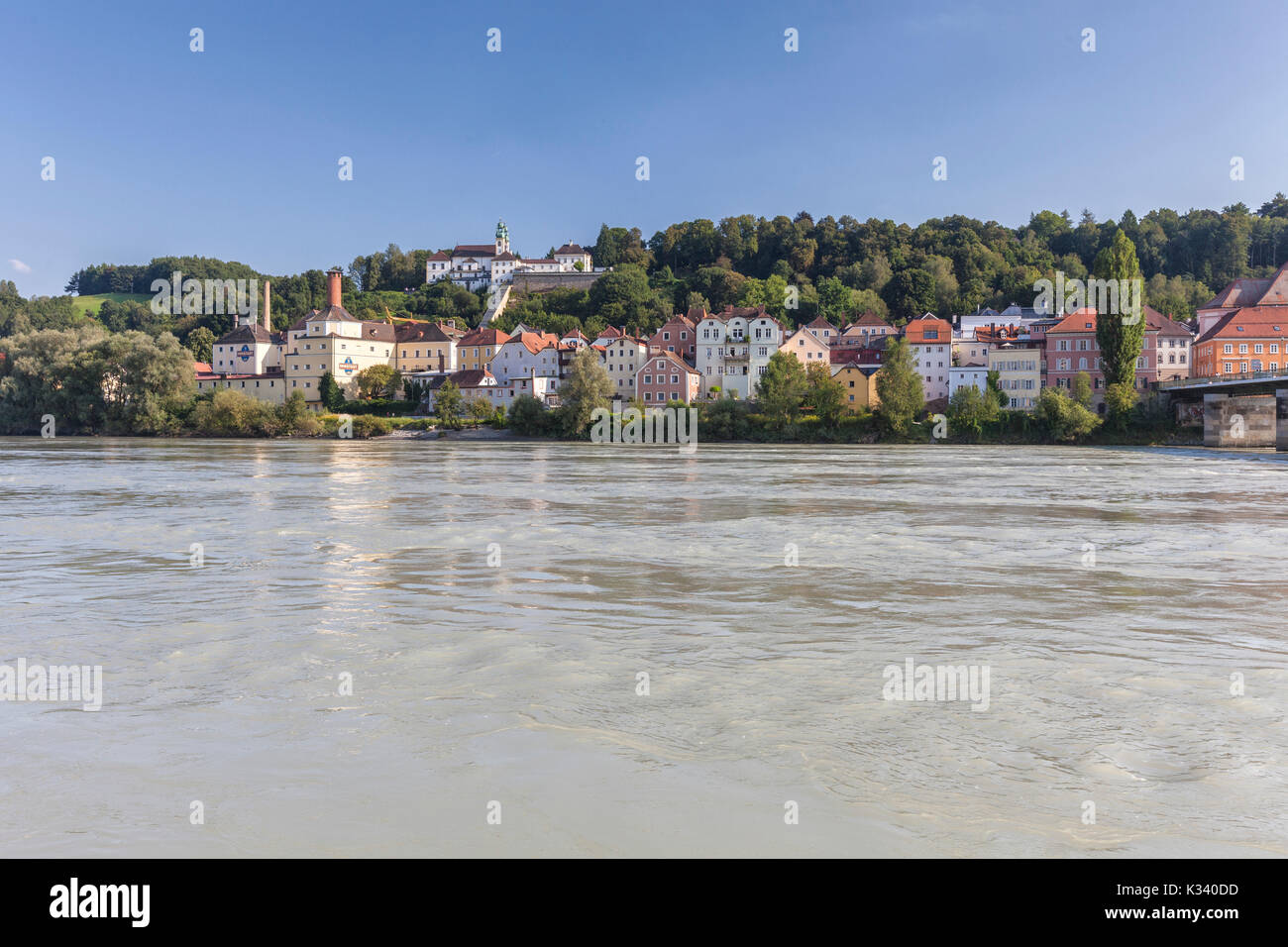Maisons typiques de la ville encadrée par ciel bleu et la rivière de la Basse Bavière Passau Allemagne Europe Banque D'Images