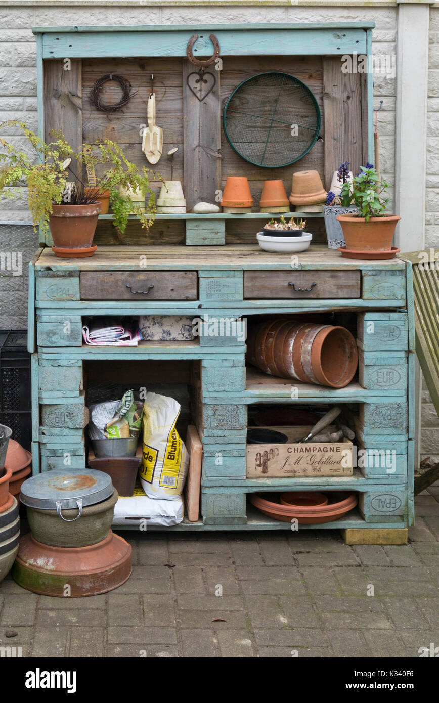 Table de travail faite de palettes en bois Banque D'Images