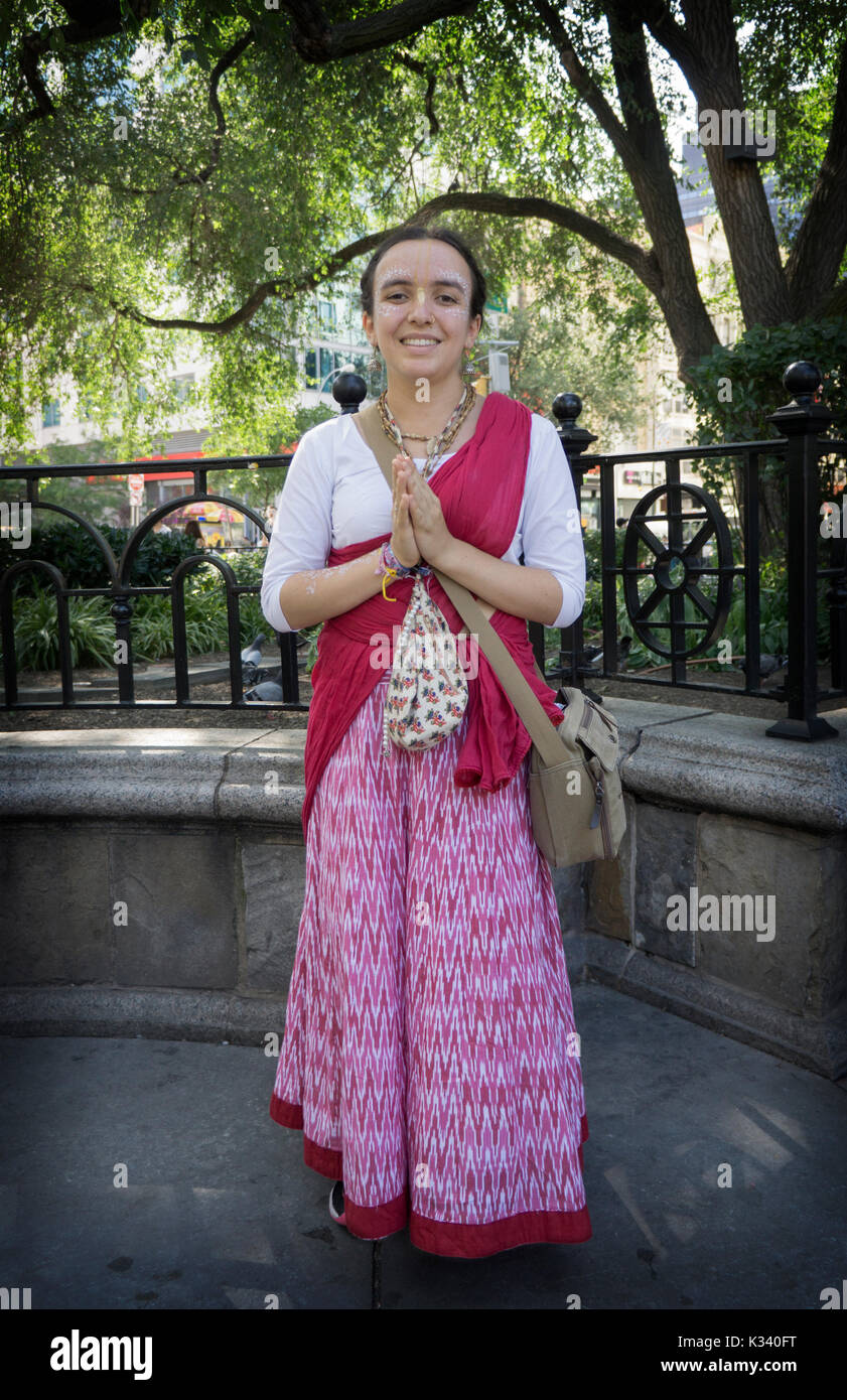 Un portrait d'un joli posé 19 ans jeune femme de l'Angleterre qui est un dévot de Hare Krishna. Dans la région de Union Square Park à Manhattan, New York City Banque D'Images