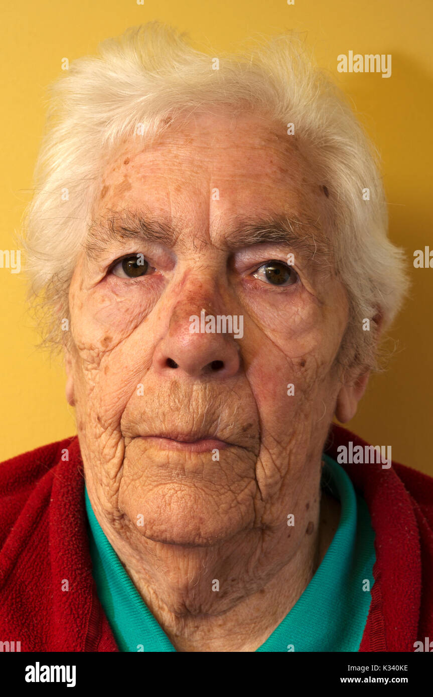 Femme âgée souffrant de perte de la vue à partir de la dégénérescence maculaire Banque D'Images