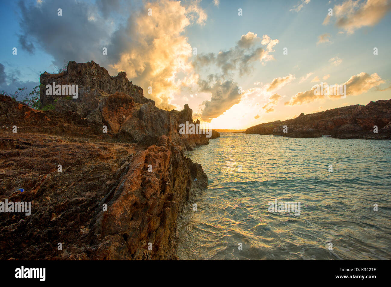 Beau lever de soleil sur inoe plage côte à rote island, Indonésie Banque D'Images