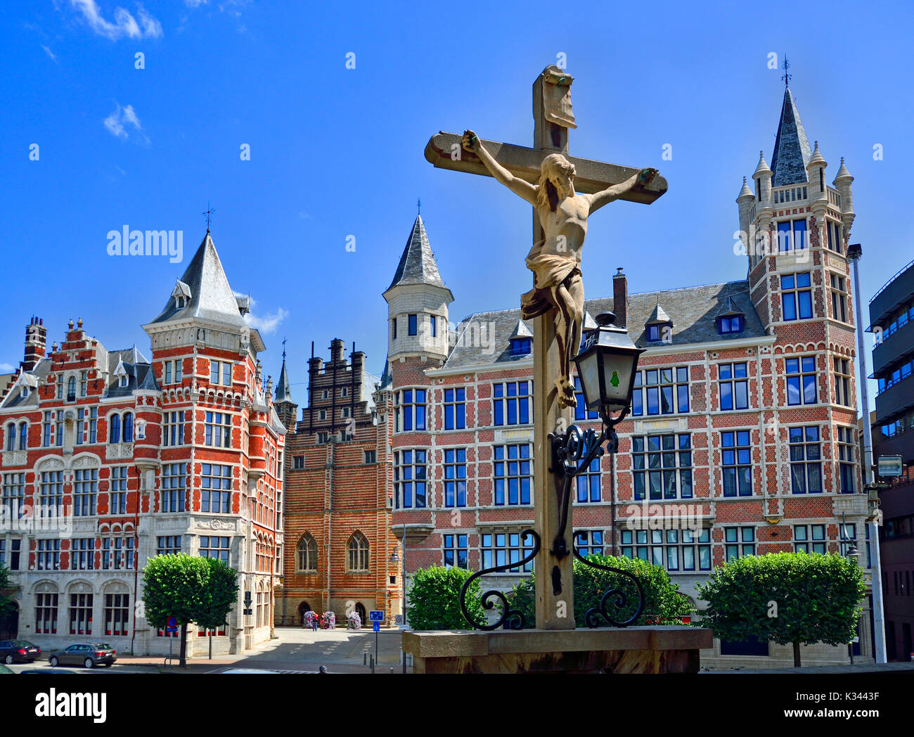 Anvers, Belgique. Vue de Het Steen - forteresse médiévale par la rivière. Crucifix en pierre et des bâtiments sur Jordaenskaai Banque D'Images