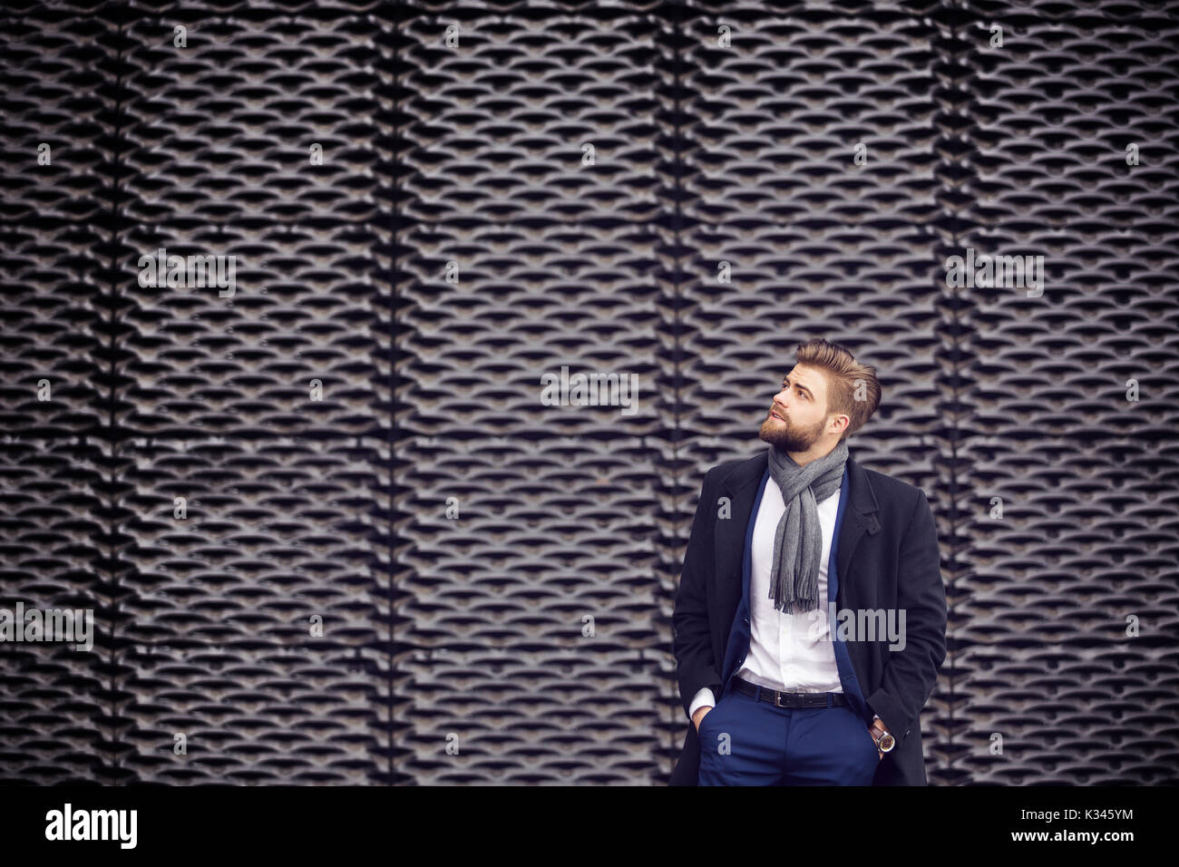 Une photo du jeune homme habillé à la mode, attendant quelque chose. Banque D'Images