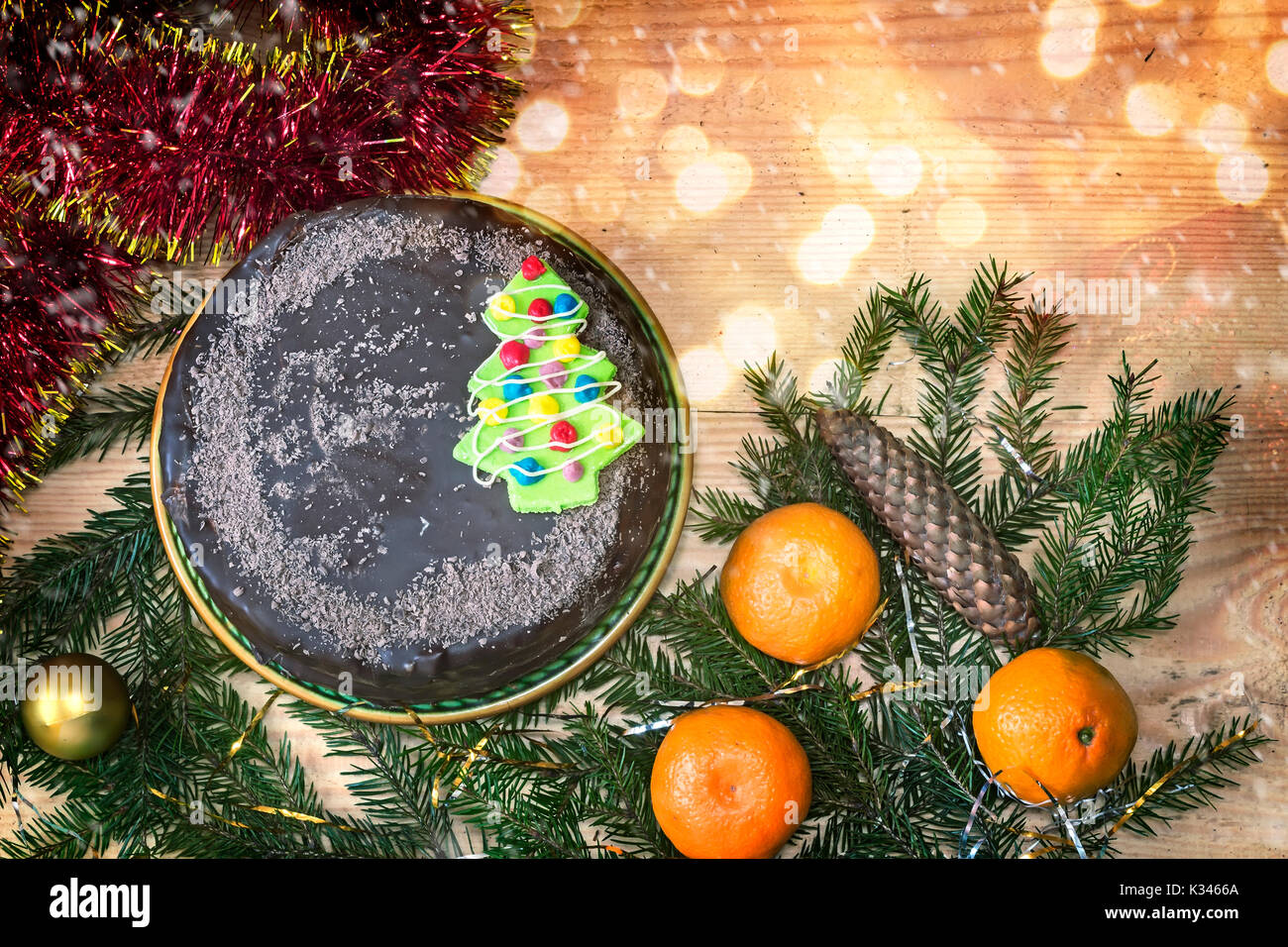 Sur une table de bois est parfaitement défini décorations et cadeaux de Noël, Nouvel an des branches de pins, Cônes, balles brillants, de gâteaux, de confettis. Banque D'Images