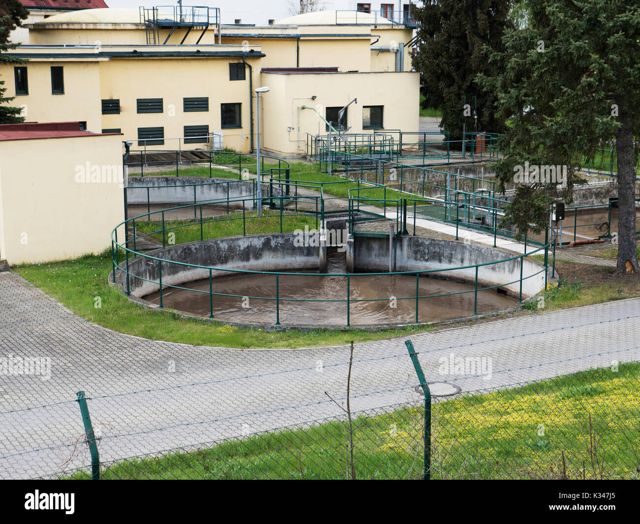 Traitement de l'eau bâtiment réaliste, grand purificateur d'une bactérie. Chimie industrielle cleaner set, personne ne et temps ensoleillé. Banque D'Images