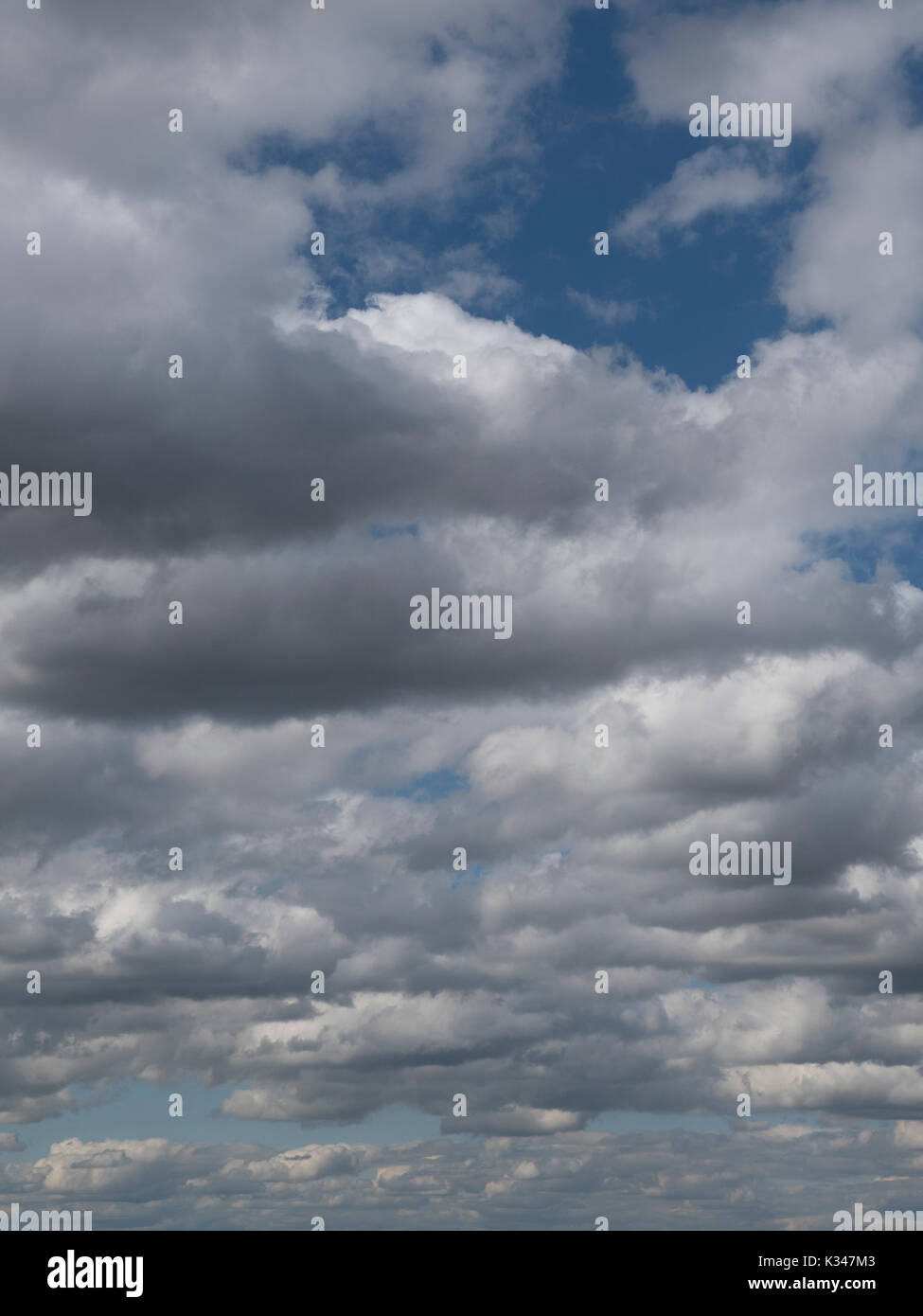 Des nuages dans le ciel. Ciel nuageux avec Misty haze, prévisions météorologiques. Banque D'Images