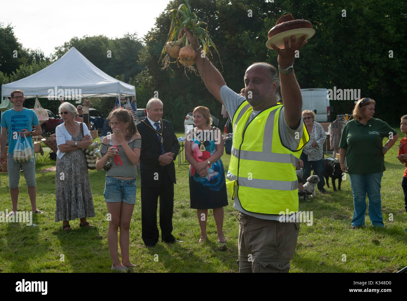 La vie de village Village summer fete England Uk ethnique asiatique Asian man multi ethnic Angleterre Kent Cudham 2010s 2017 HOMER SYKES Banque D'Images