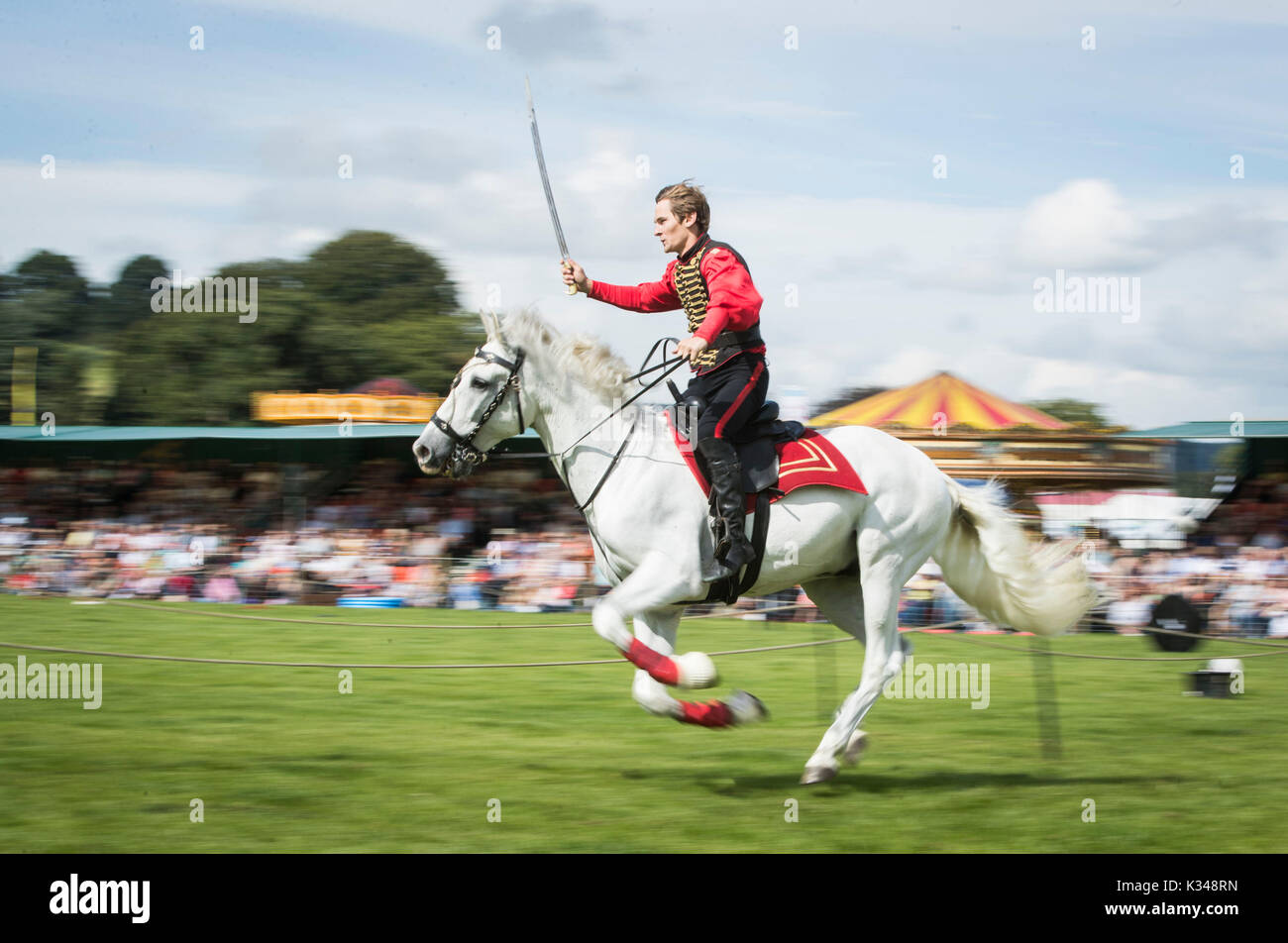 Membre de l'Dzhigitovka ! Guerrier cosaque stunt riders pendant le jour de l'ouverture de la foire agricole de Chatsworth Chatsworth House près de Bakewell. Banque D'Images