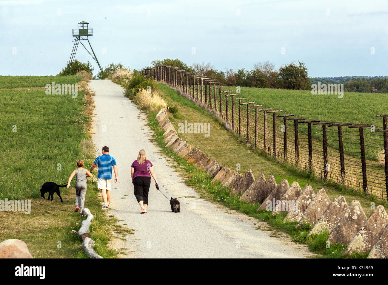 Tchécoslovaquie communisme, les gens sur une promenade vont autour de l'ancienne frontière du rideau de fer reste Guerre froide République tchèque Moravie du Sud Banque D'Images