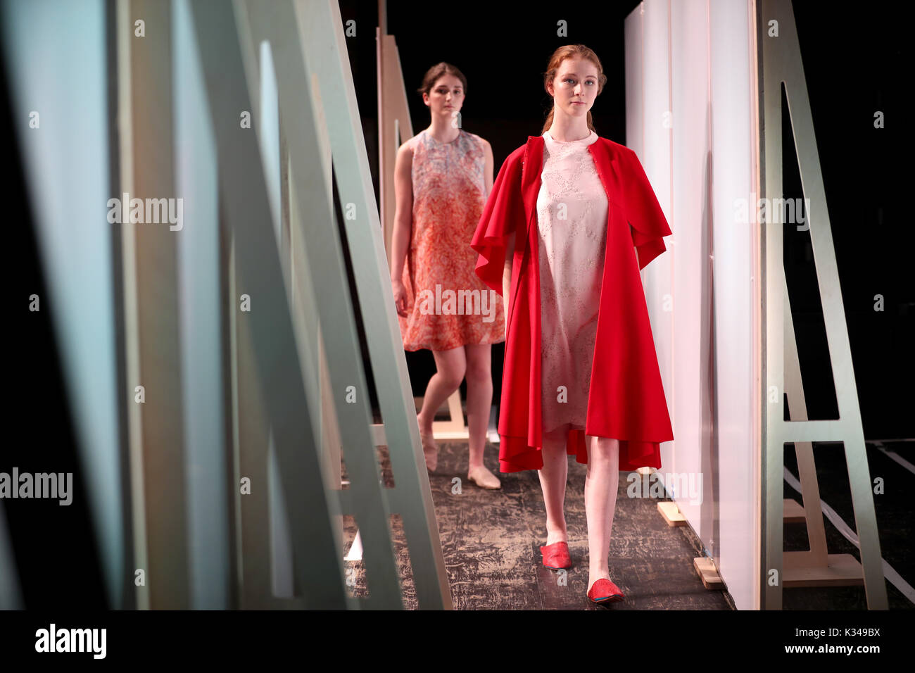 Dessins et modèles industriels par Paula Helmstedt de mérite, au cours des 21 Maîtres de Fashion Design show à Glasgow School of Art. Banque D'Images