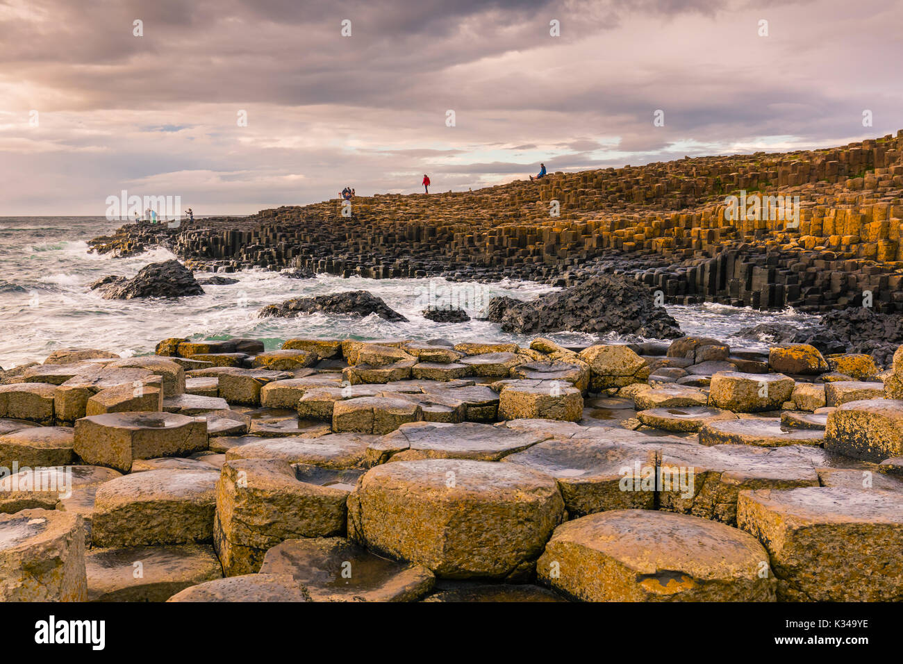 Le Giant's Causeway est une zone d'environ 40 000 colonnes de basalte d'enclenchement, le résultat d'une ancienne éruption volcanique. Il est situé dans le comté de Antri Banque D'Images