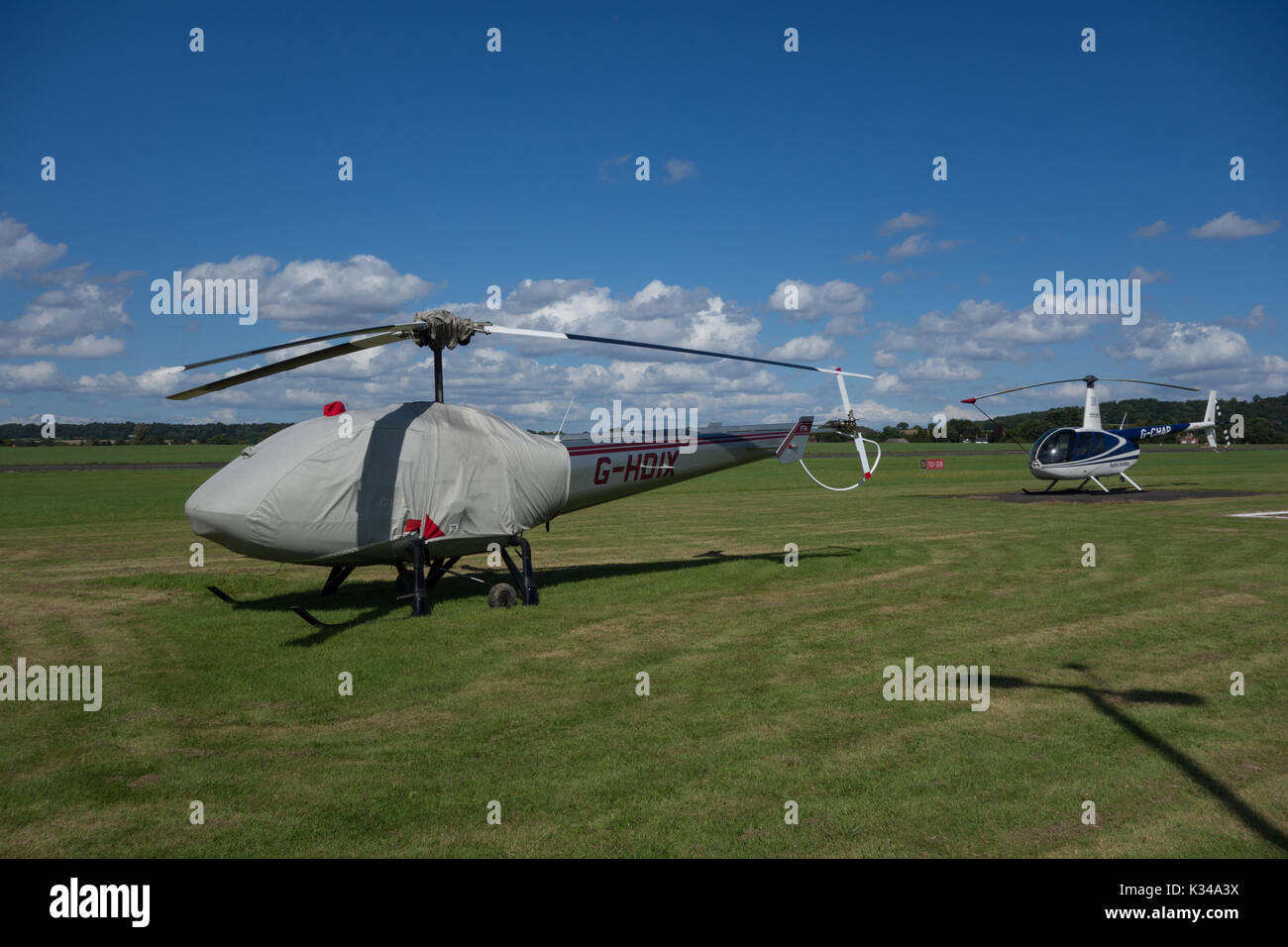Garé sur l'herbe de l'hélicoptère. Wolverhampton Halfpenny Green Airport. South Staffordshire. UK Banque D'Images