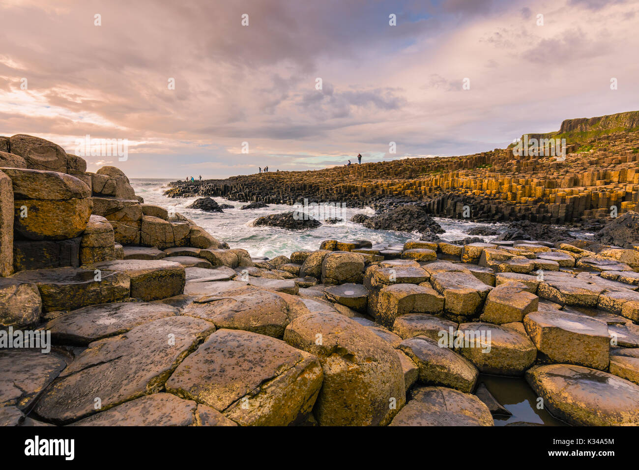 Le Giant's Causeway est une zone d'environ 40 000 colonnes de basalte d'enclenchement, le résultat d'une ancienne éruption volcanique. Il est situé dans le comté de Antri Banque D'Images