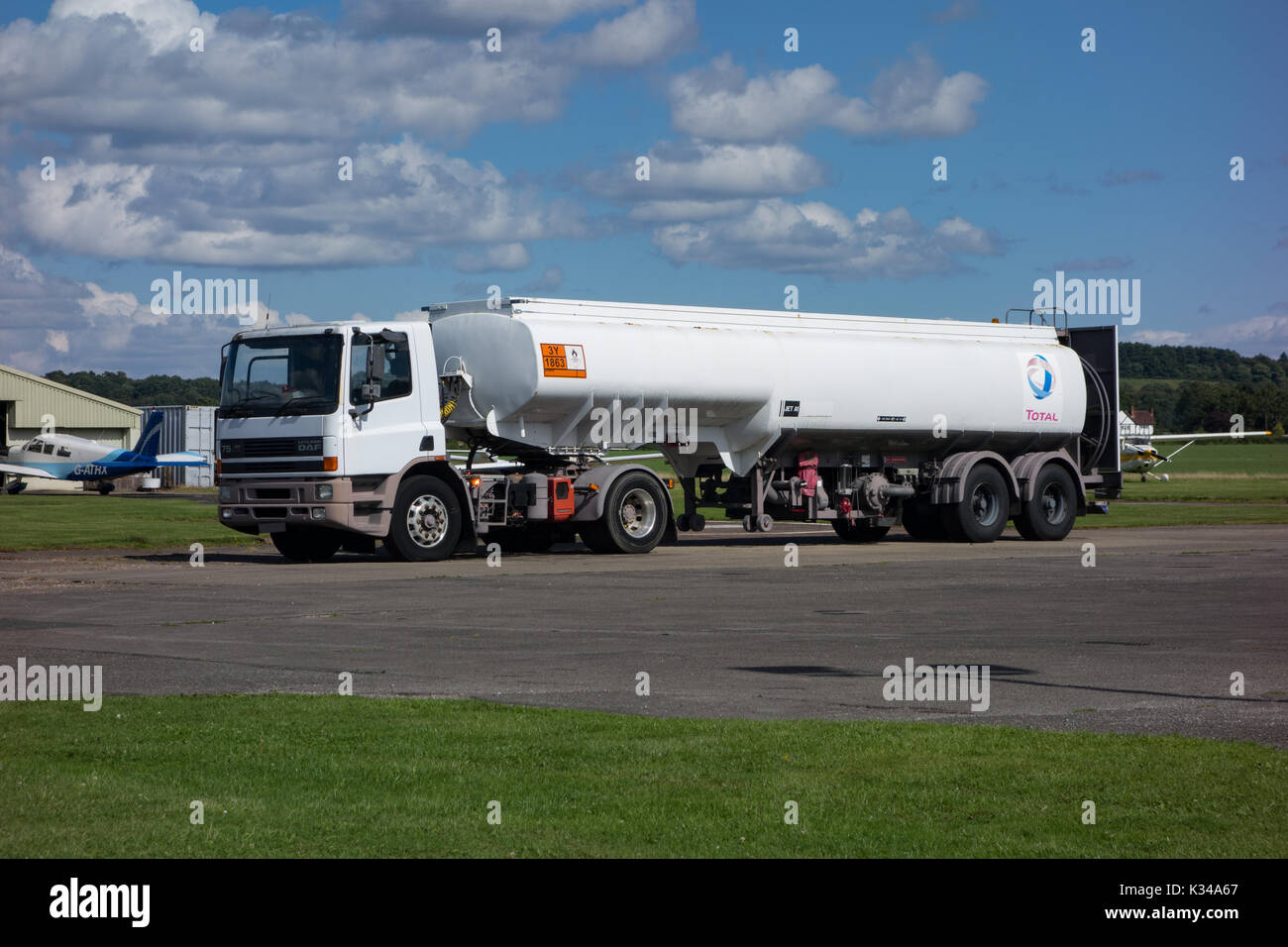 Camion-citerne de carburant. Wolverhampton Halfpenny Green Airport. South Staffordshire. UK Banque D'Images