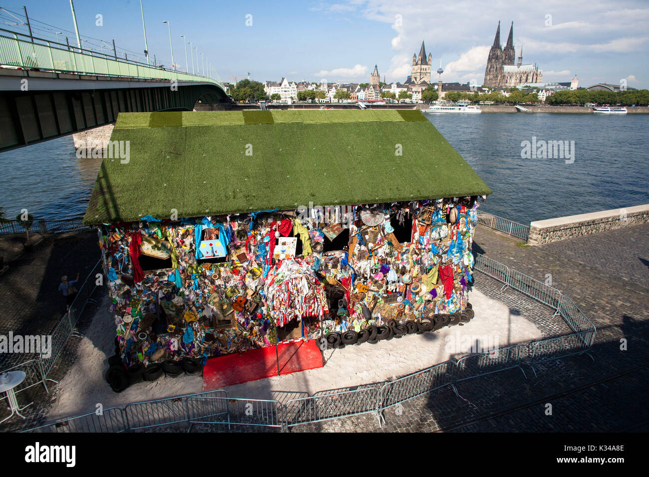 Allemagne, Cologne, la corbeille chambre de l'artiste H.A. Schult sur les rives du Rhin dans le quartier de Deutz, 'Save le monde Hotel' est inten Banque D'Images