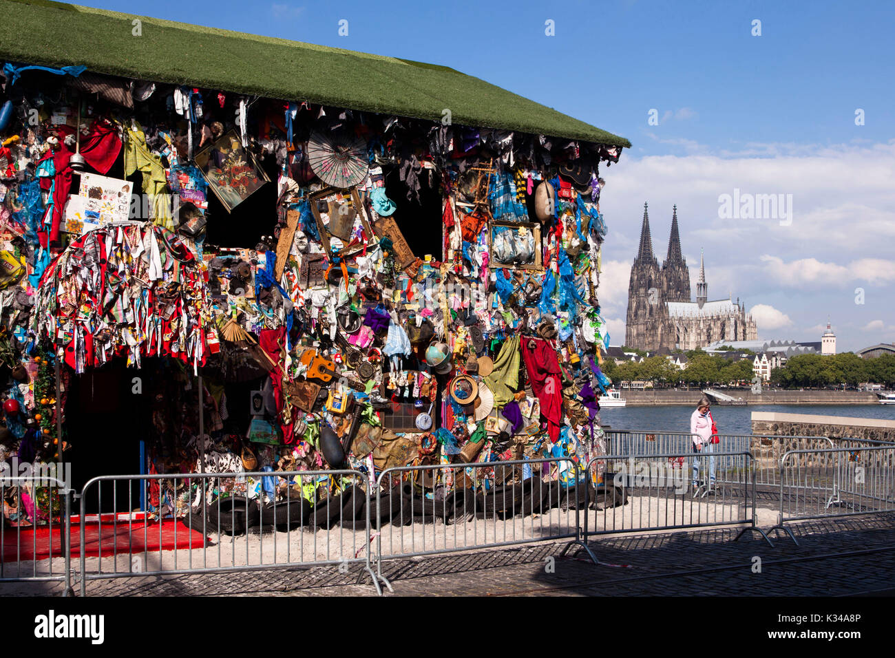 Allemagne, Cologne, la corbeille chambre de l'artiste H.A. Schult sur les rives du Rhin dans le quartier de Deutz, 'Save le monde Hotel' est inten Banque D'Images