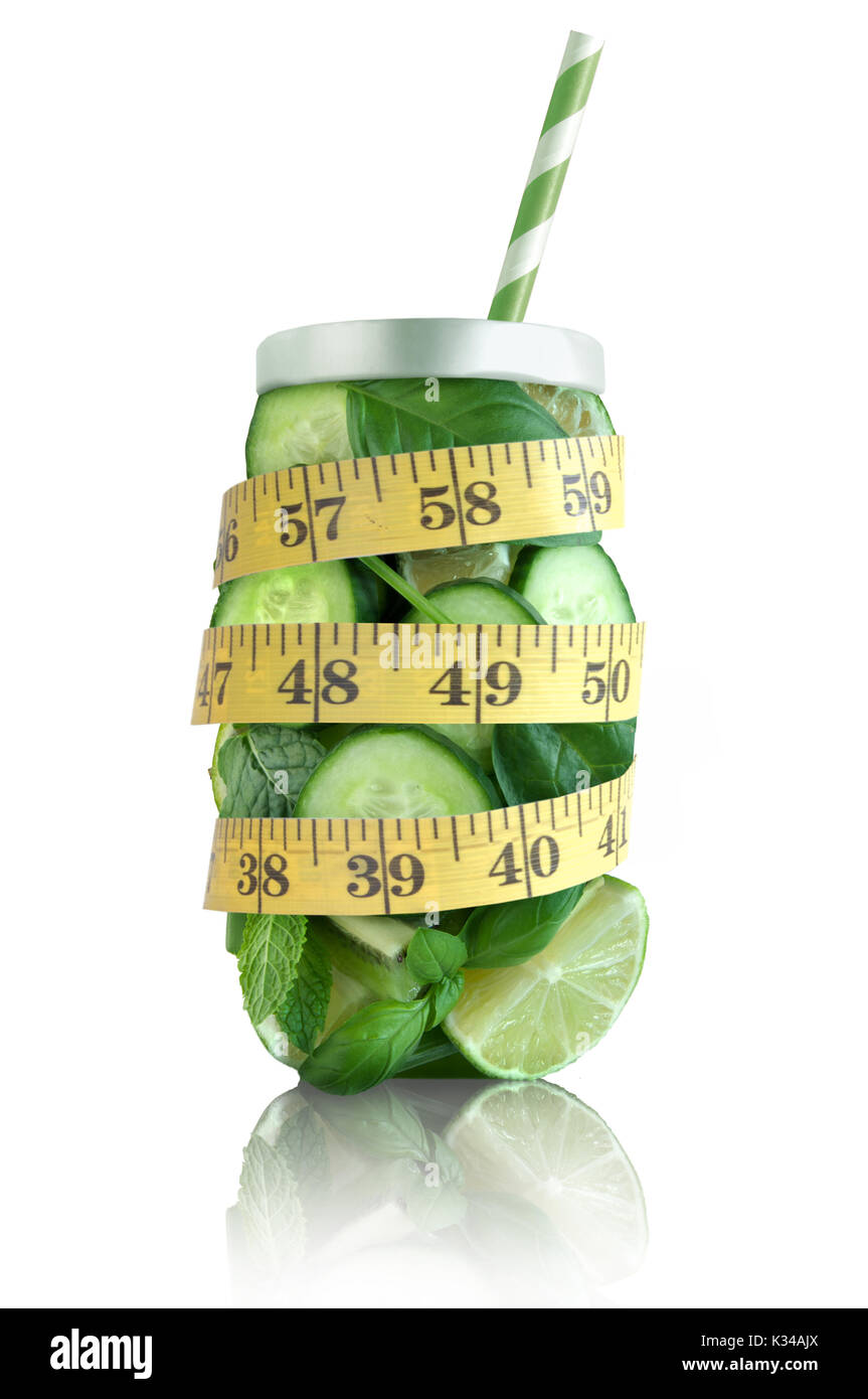 Fruits et légumes vert sain dans la forme d'une jarre avec ruban de mesure Banque D'Images
