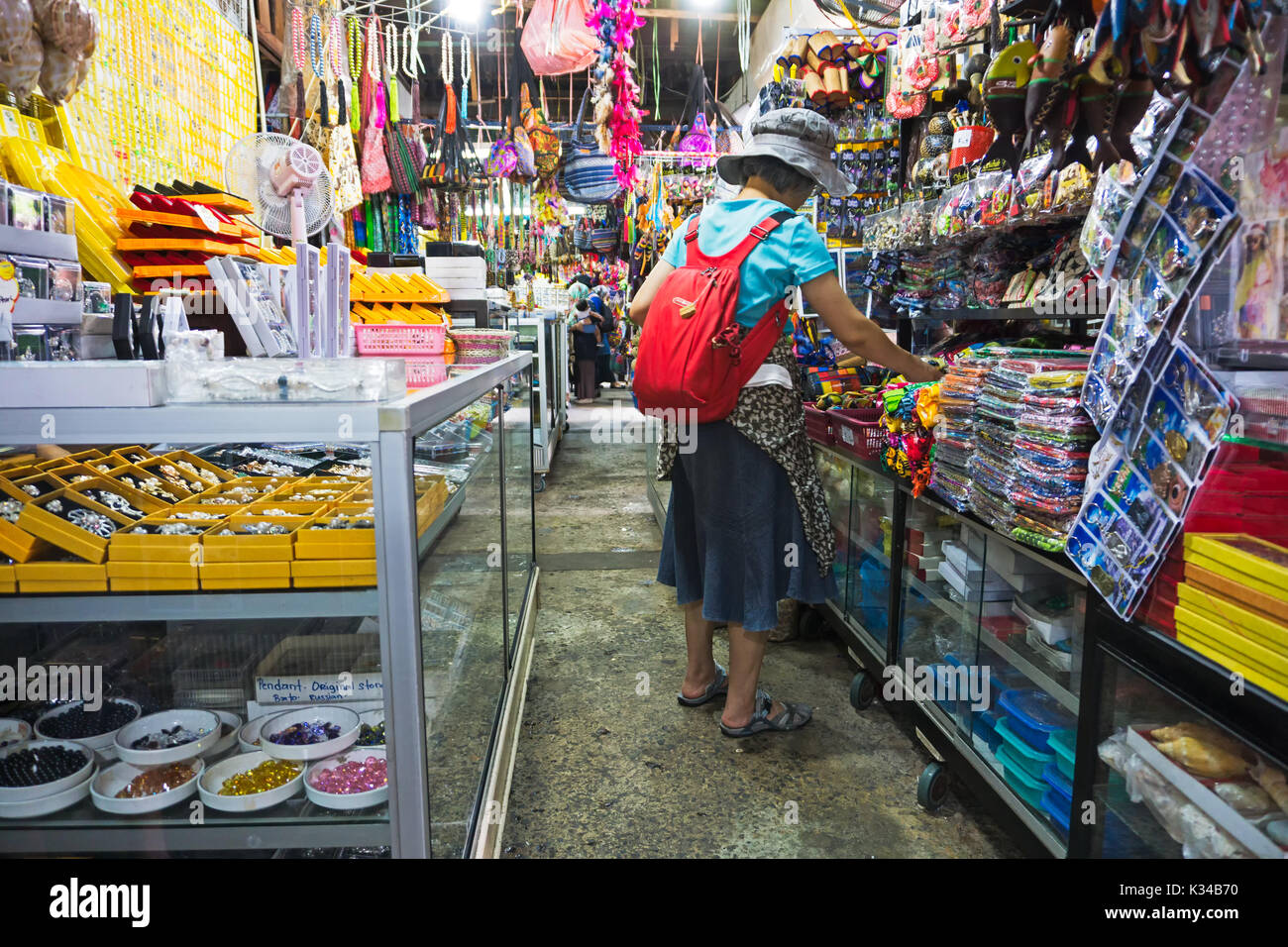Femme non identifiée shopping pour souvenir à Filipino marché de souvenirs à Kota Kinabalu, Sabah, Borneo Kota Kinabalu, Malaisie. Banque D'Images
