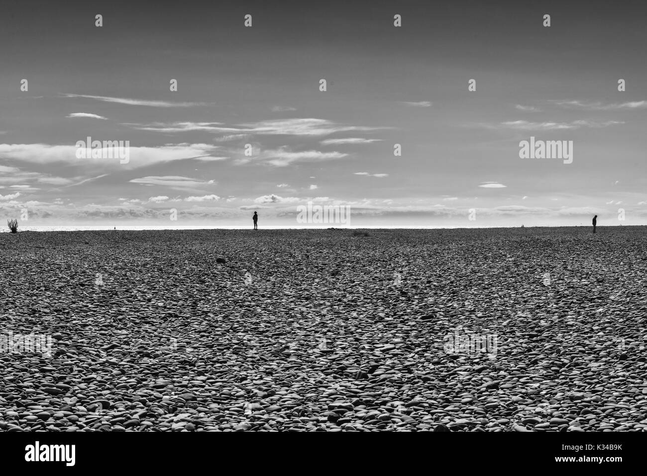 Les gens sur la plage de galets, Point d'Ayre, Île de Man Banque D'Images