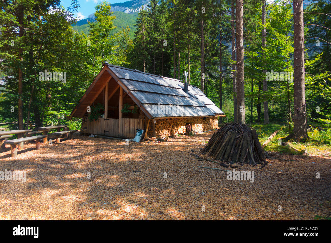 Chalet de montagne, cabane, maison à charbon dans les Alpes, situé dans la région de Robanov kot, la Slovénie, la randonnée et escalade lieu populaire avec picturescue view Banque D'Images