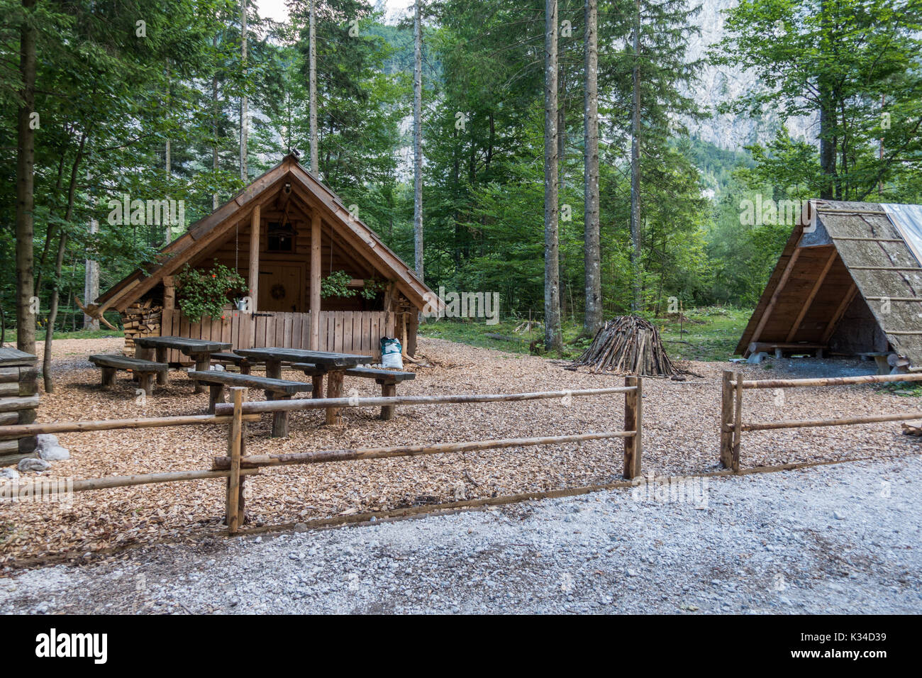 Chalet de montagne, cabane, maison à charbon dans les Alpes, situé dans la région de Robanov kot, la Slovénie, la randonnée et escalade lieu populaire avec picturescue view Banque D'Images