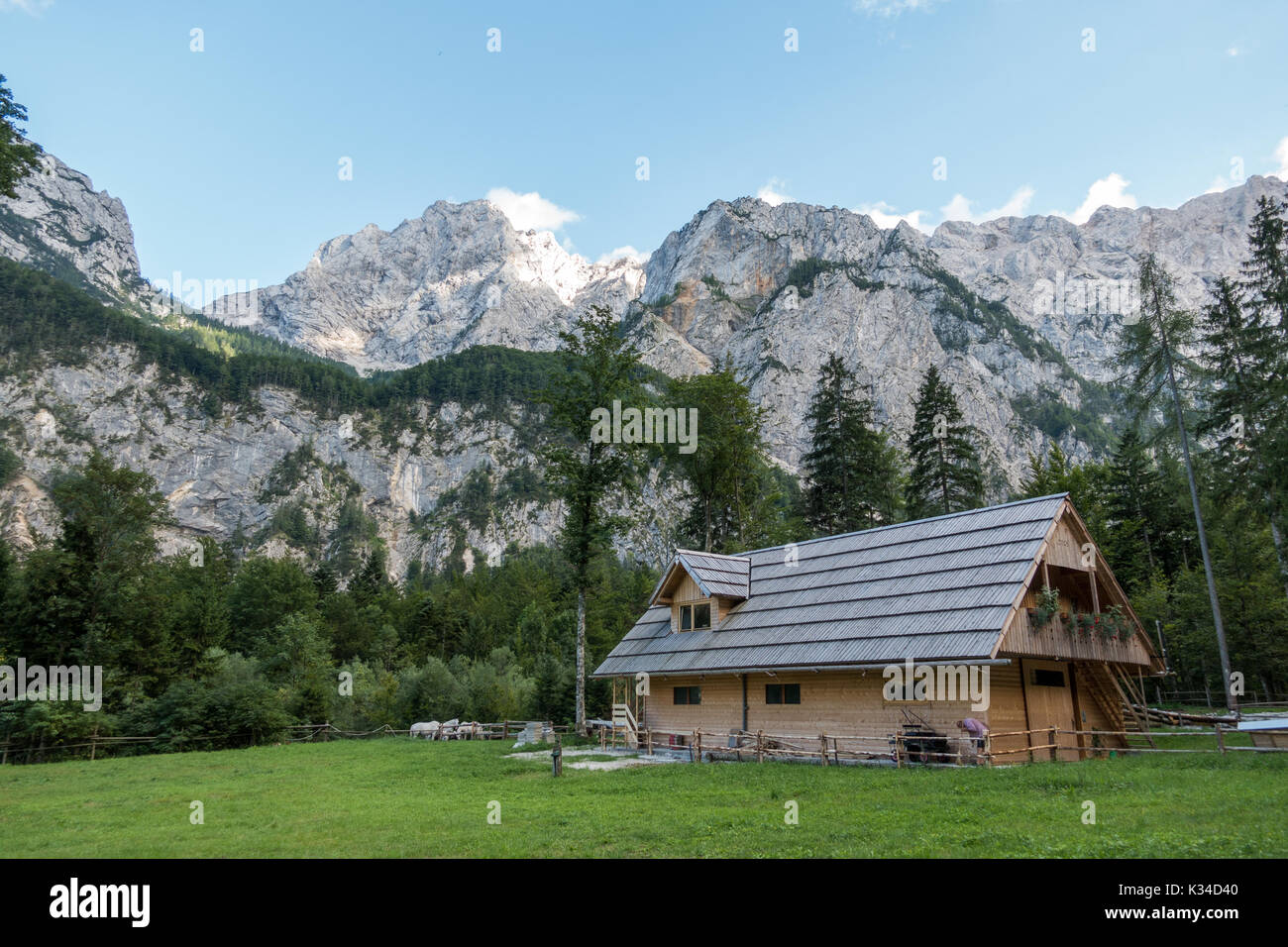 Chalet de montagne, cabane dans les Alpes, situé dans la région de Robanov kot, la Slovénie, la randonnée et escalade lieu populaire avec picturescue view Banque D'Images