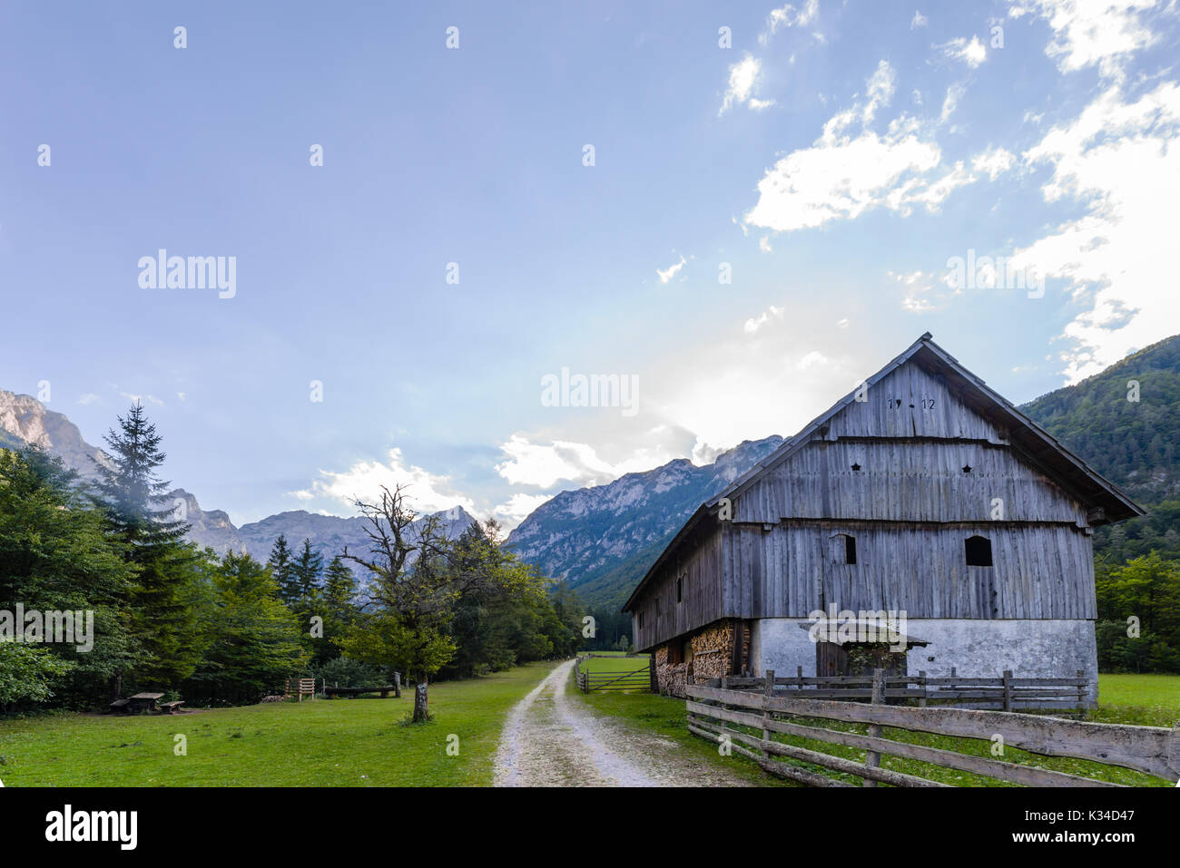 Maison de ferme de montagne, cabane dans les Alpes européennes, Robanov kot, situé en Slovénie, de randonnée et d'escalade populaire place avec picturescue view Banque D'Images