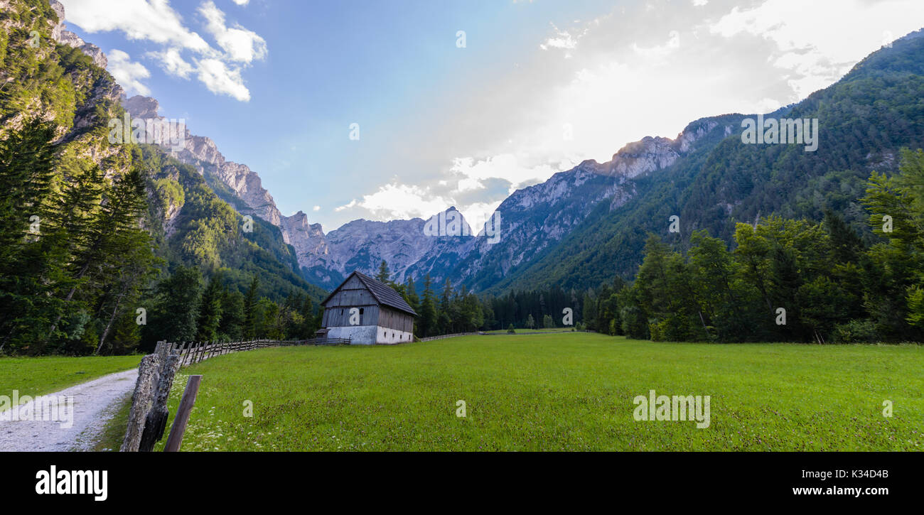 Mountain farm house on meadow in Alpes européennes, robanov kot, situé en Slovénie, de randonnée et d'escalade populaire place avec picturescue view Banque D'Images