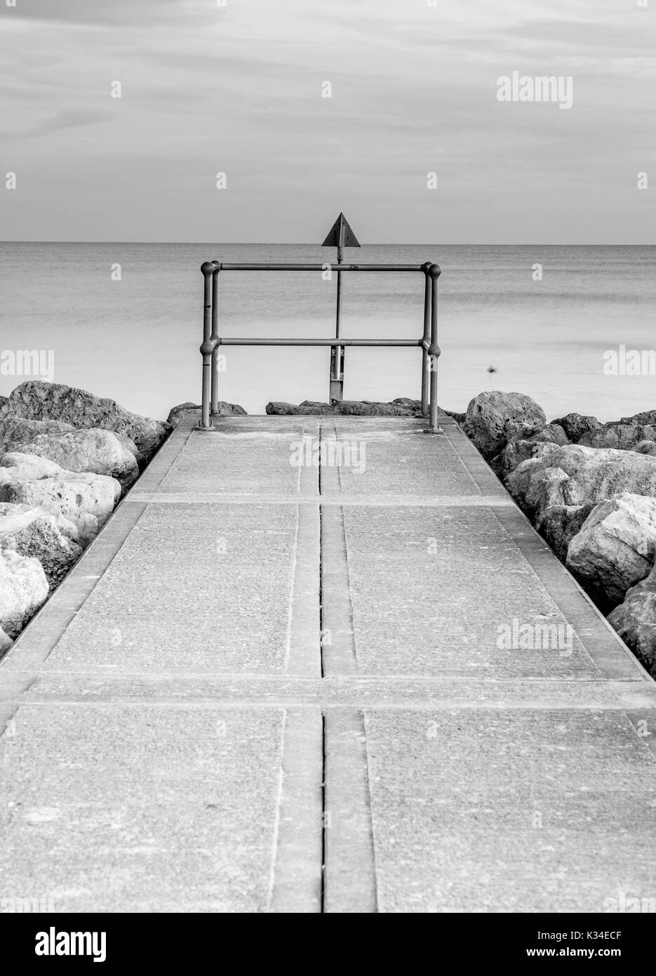 Route de nulle part avec une barrière à la fin Banque D'Images