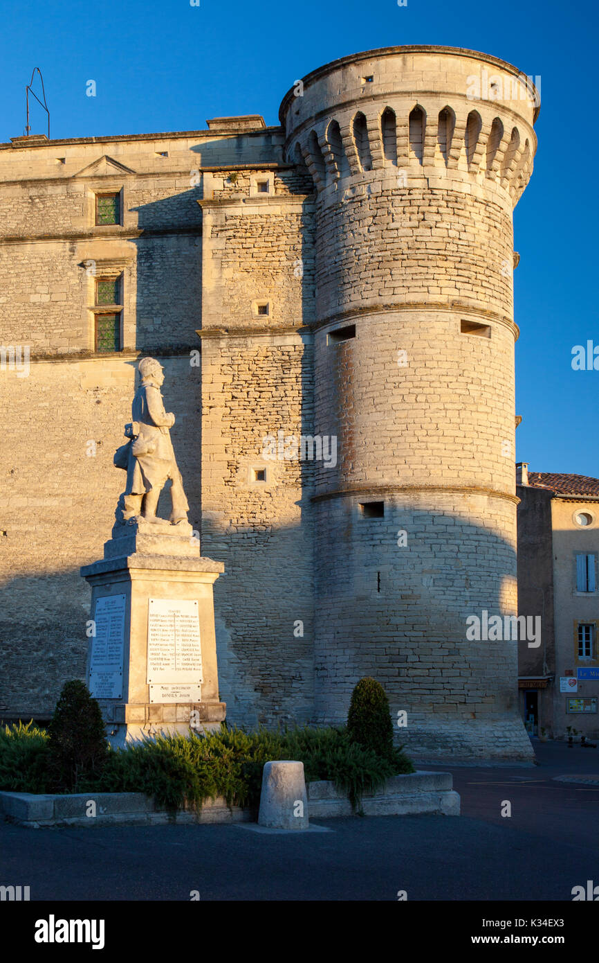 Guerres mondiales I et II Memorial dans le centre-ville, avec le château - le château de Gordes dominant, Gordes, Provence France Banque D'Images