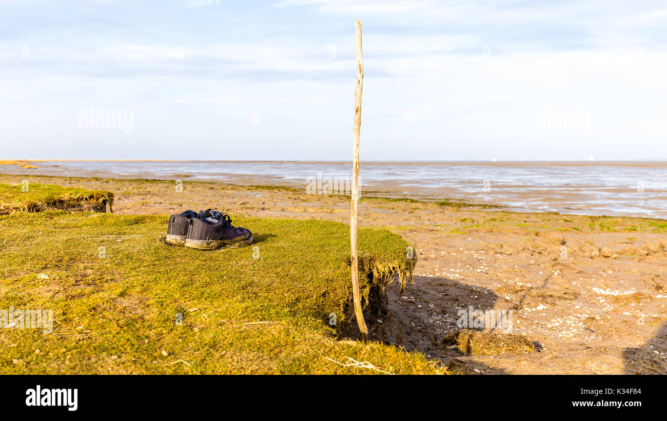 Chaussures à la côte de Hilgenriedersiel, Frise orientale. C'est l'endroit idéal pour marcher un peu dans la mer des wadden. Banque D'Images