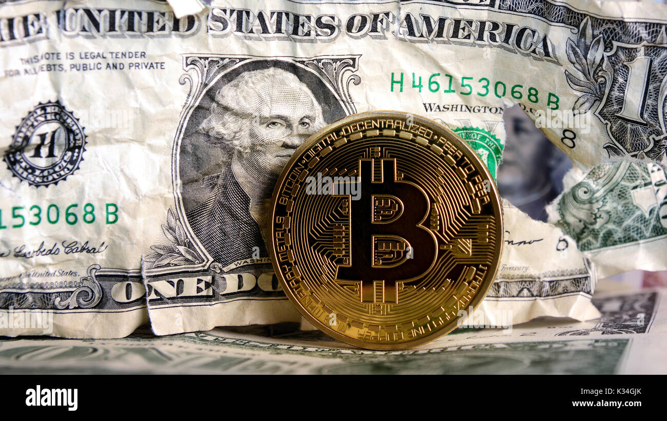 Le Bitcoin billets dollar écrasé.Concept d'effondrement du système monétaire . Banque D'Images
