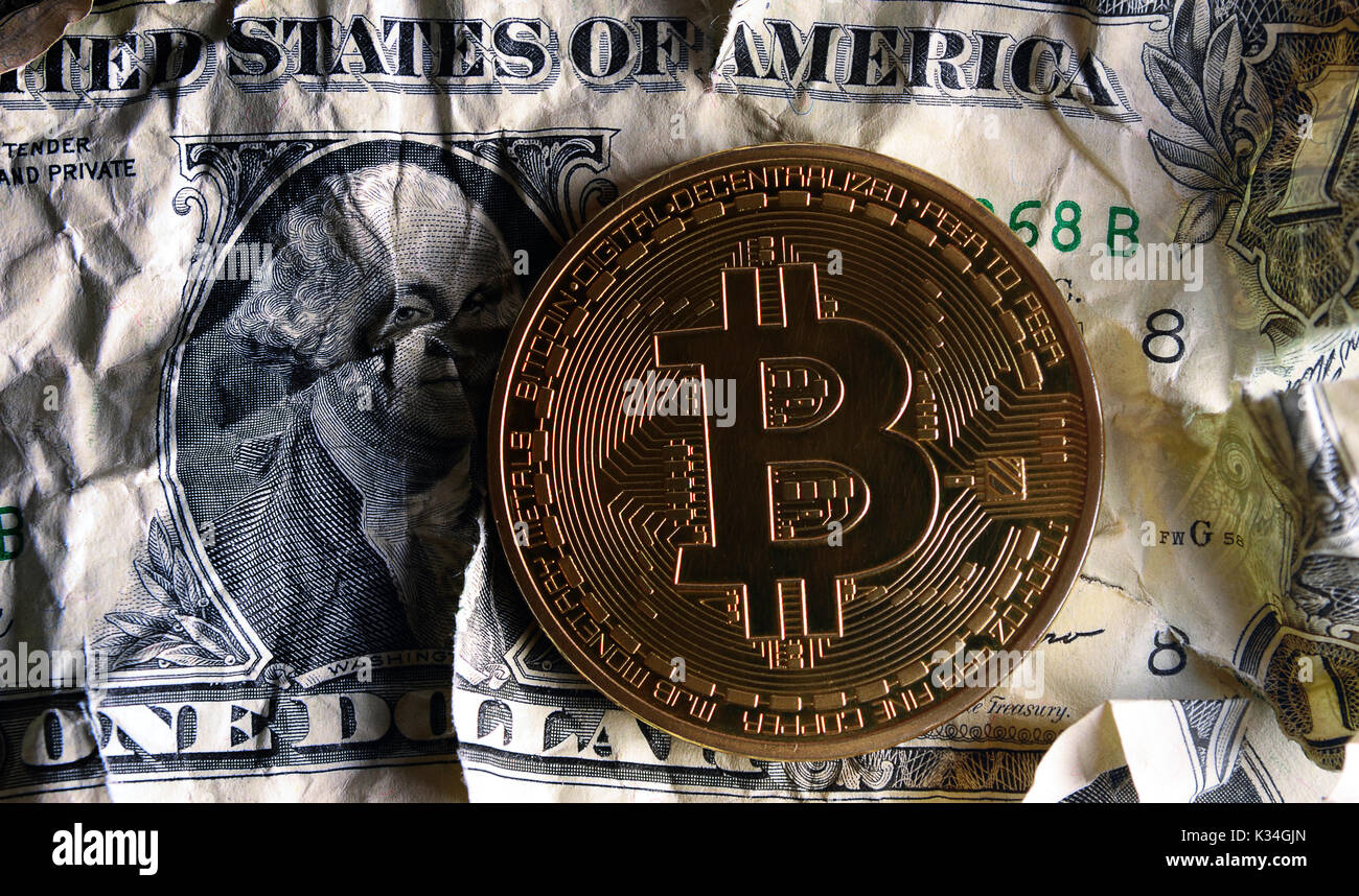 Le Bitcoin billets dollar écrasé.Concept d'effondrement du système monétaire . Banque D'Images