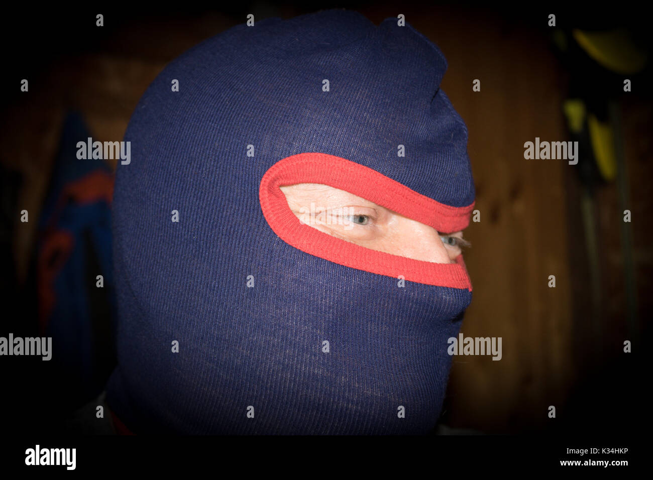 Homme criminel avec masque noir, terroriste voleur masqué Banque D'Images