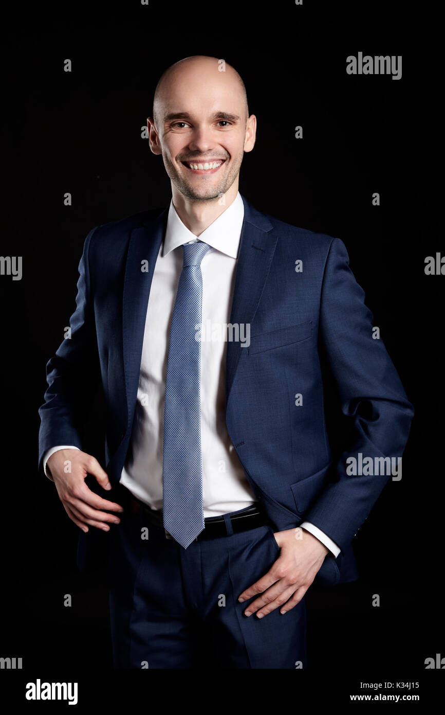 Portrait of cheerful businessman sur fond noir. Banque D'Images