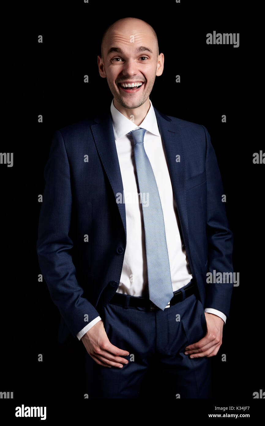 Portrait of laughing young man sur fond noir. Banque D'Images