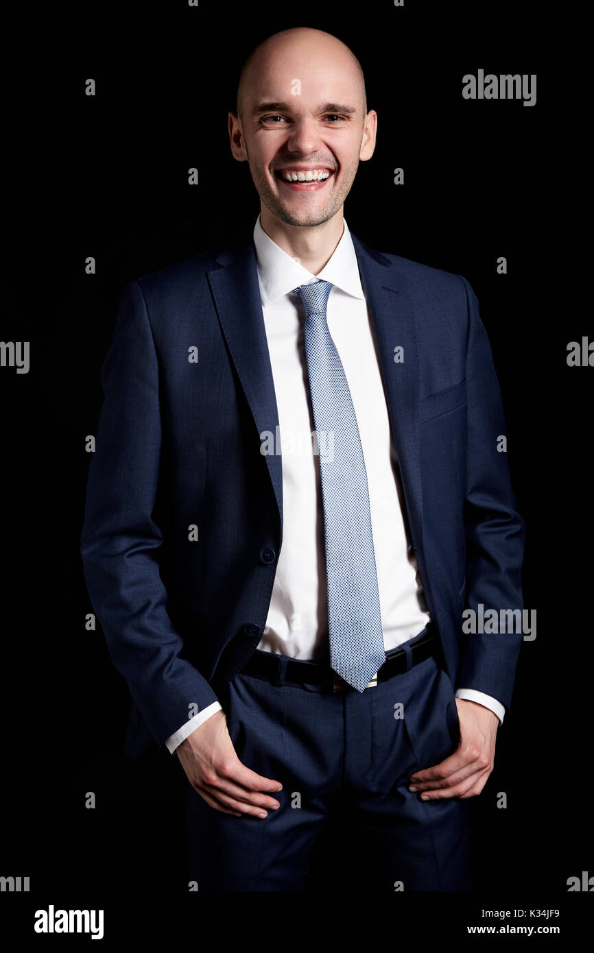 Portrait of laughing young man sur fond noir. Banque D'Images