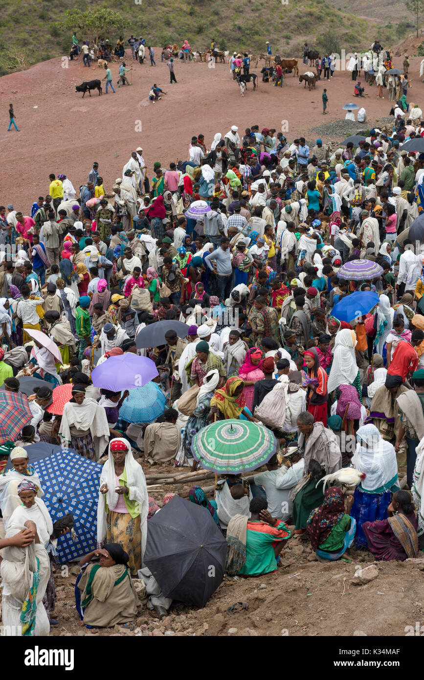 Des foules immenses au marché en plein air organisé le samedi saint orthodoxe éthiopien Tewahedo pour acheter de la nourriture afin de célébrer la fin de la période de carême, Lalibela, Amhara, Éthiopie Banque D'Images