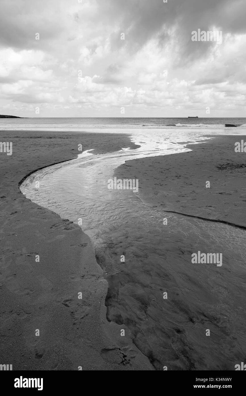 Marée basse sur la plage de Sardinero, Santander, Cantabria, monochrome Banque D'Images