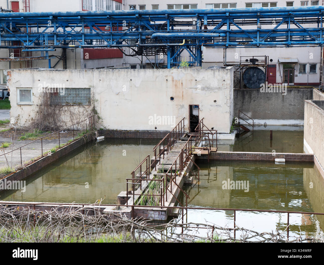 Bâtiment de l'usine avec de l'eau du réservoir. La lumière du jour, ciel nuageux, le site de chimistes des années 70 aux années 90. L'industrie chimique pour les produits pharmaceutiques. Banque D'Images