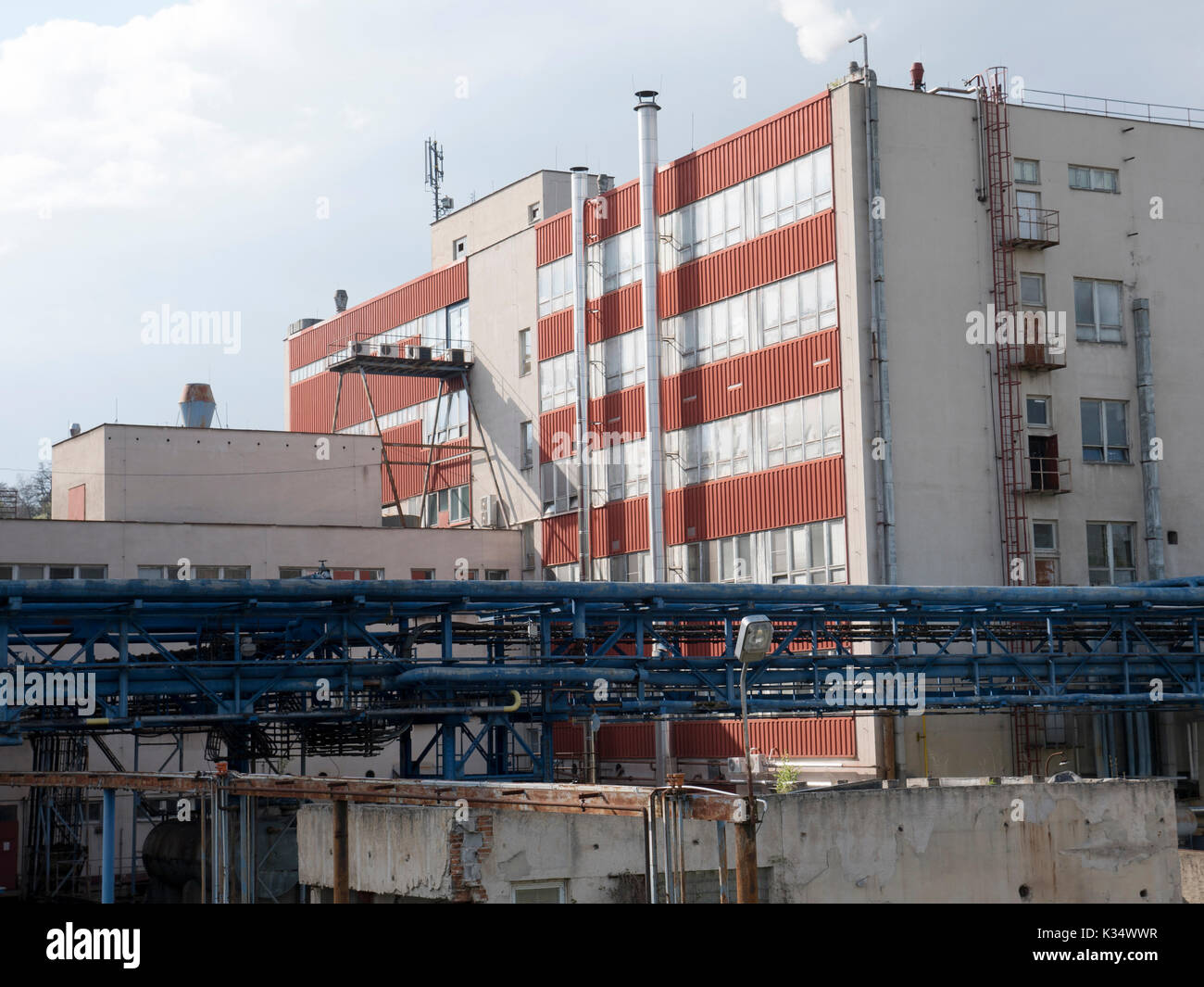 Bâtiment de l'usine avec de l'eau du réservoir. La lumière du jour, ciel nuageux, le site de chimistes des années 70 aux années 90. L'industrie chimique pour les produits pharmaceutiques. Banque D'Images