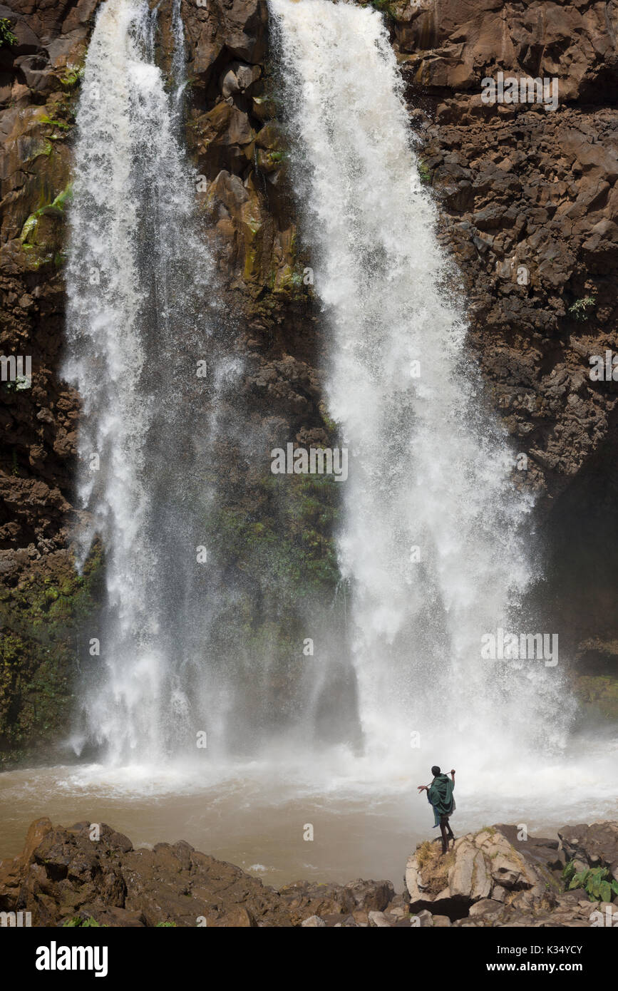 Homme local debout dans les embruns d'une cataracte de Tis Abay (chutes du Nil bleu), près de Bahir Dar, Éthiopie Banque D'Images