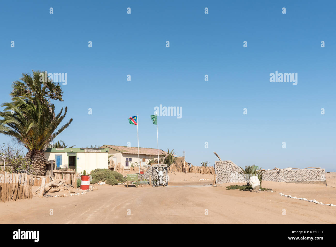 SKELETON COAST NATIONAL PARK, NAMIBIE - le 28 juin 2017 : Les bureaux d'accueil à l'Ugabmund porte de la Skeleton Coast National Park de la Namibie Banque D'Images