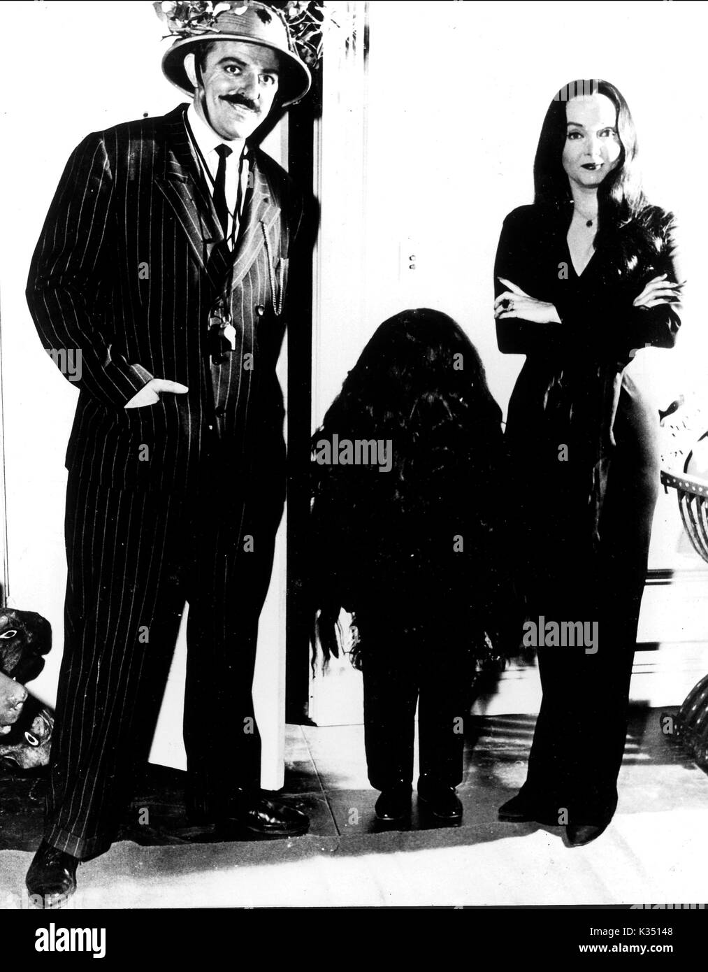 La famille ADDAMS, JOHN ASTIN CAROLYN JONES Banque D'Images
