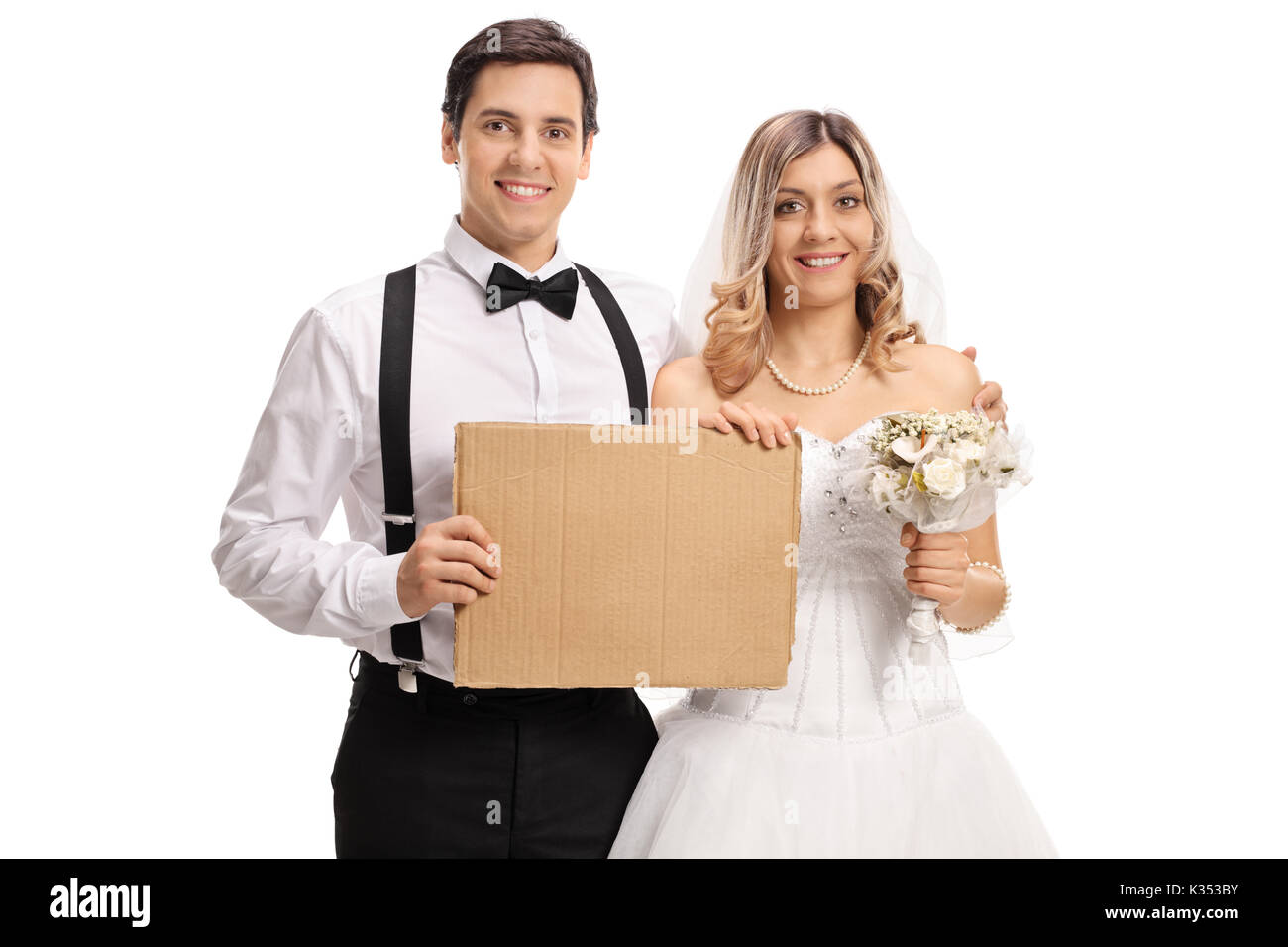 Jeune couple avec carton vierge signe isolé sur fond blanc Banque D'Images