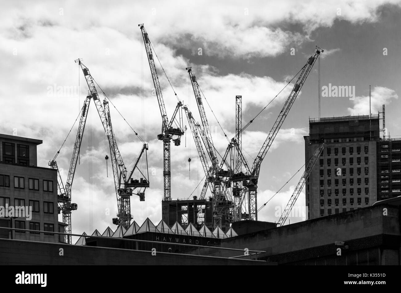 Grues à tour sur l'horizon à la nouvelle tour en construction Southbank bloc appartement site de construction, South Bank, Southwark, Londres SE1 Banque D'Images