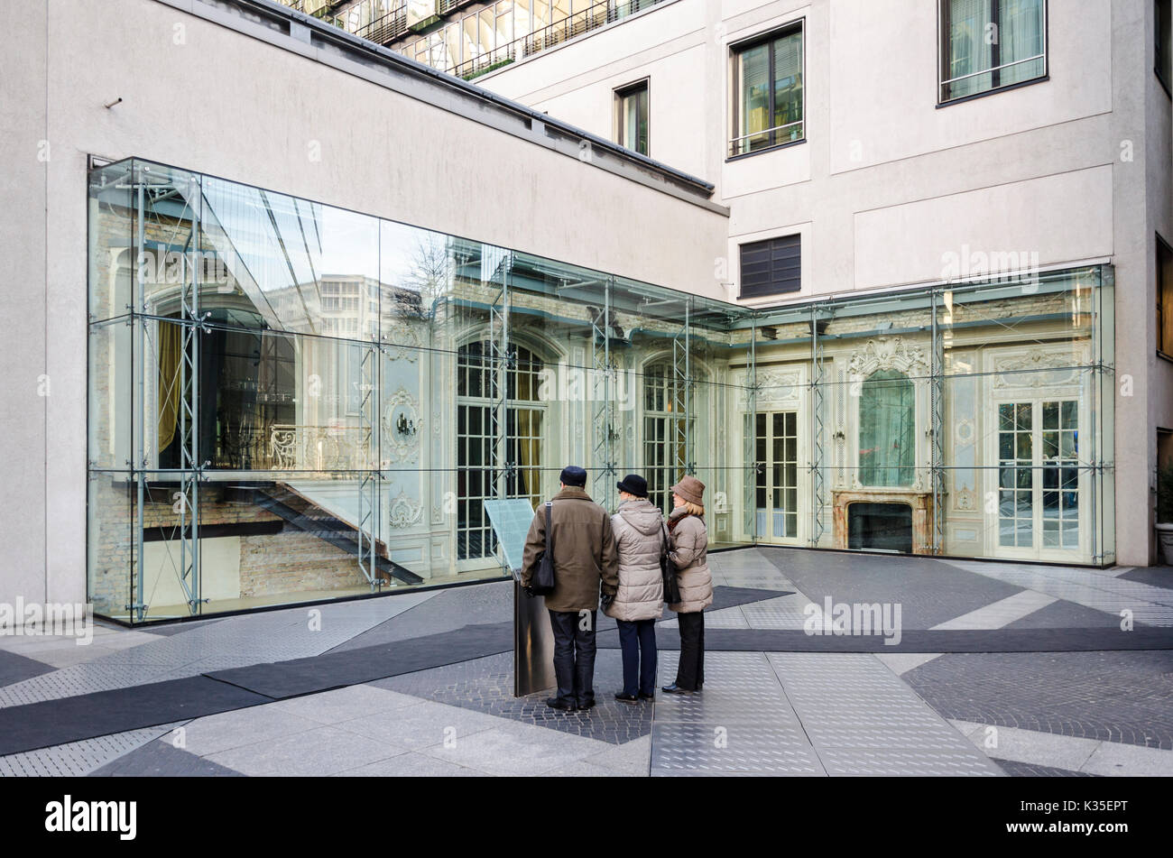 Les touristes à la recherche de plâtre intérieur préservé à l'Hôtel Esplanade salle de bal à la Potsdamer Platz, Berlin, Allemagne Banque D'Images