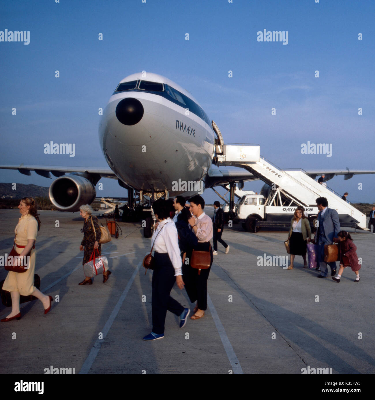 Flugzeug bei der Ankunft nur aussteigenden Gästen en Athènes, 1980er. Avion à l'arrivée avec le débarquement des personnes à Athènes, 1980. Banque D'Images