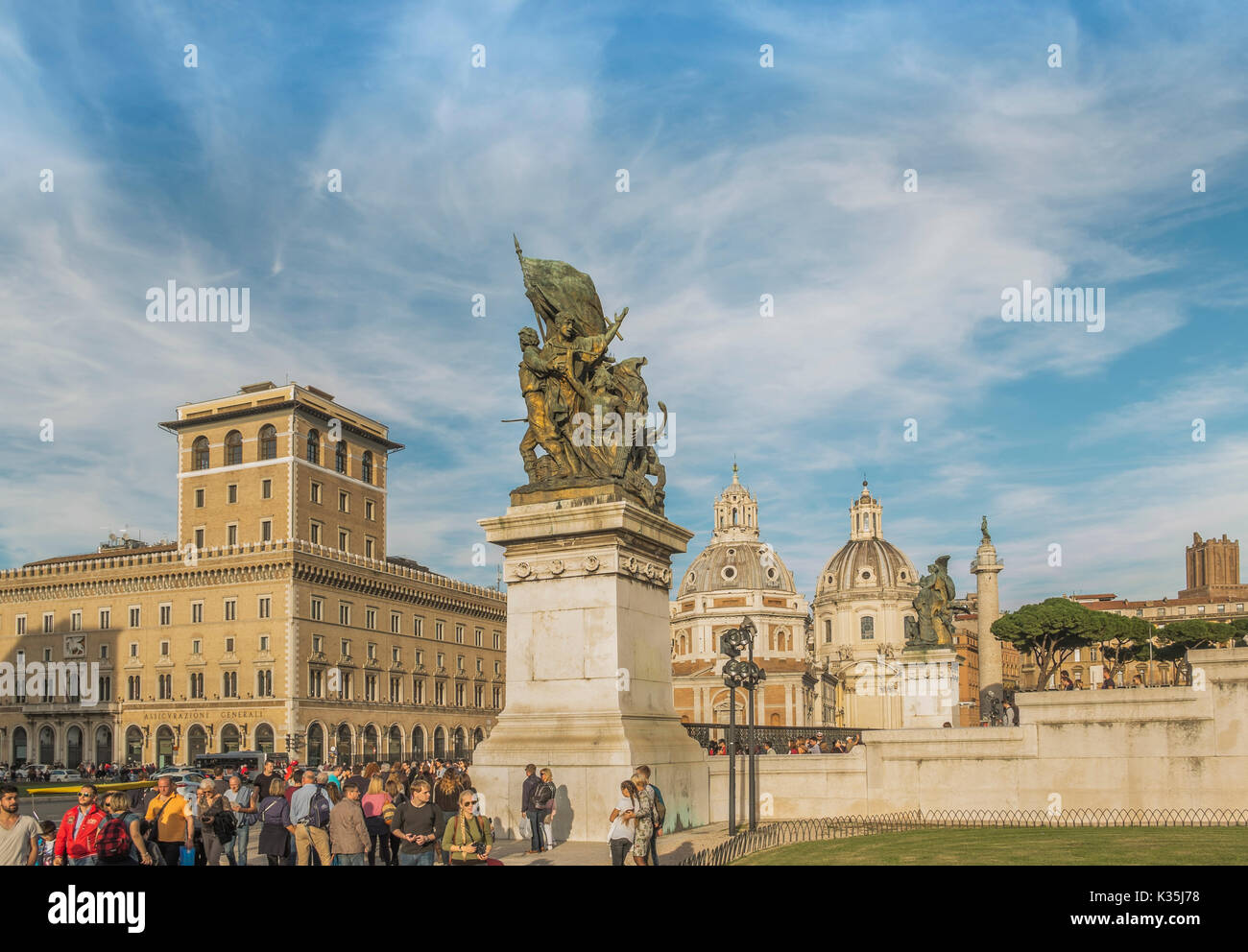 Vue depuis la place de Venise avec l'Altare della Patria, monumento Vittorio Emmanuele II, la colonne Trajane, les églises de Santa Maria di Loreto et santissim Banque D'Images